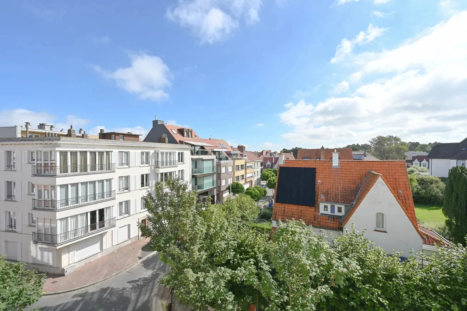 Volledig gerenoveerd appartement met een uniek zicht over de villa’s te Churchilllaan.