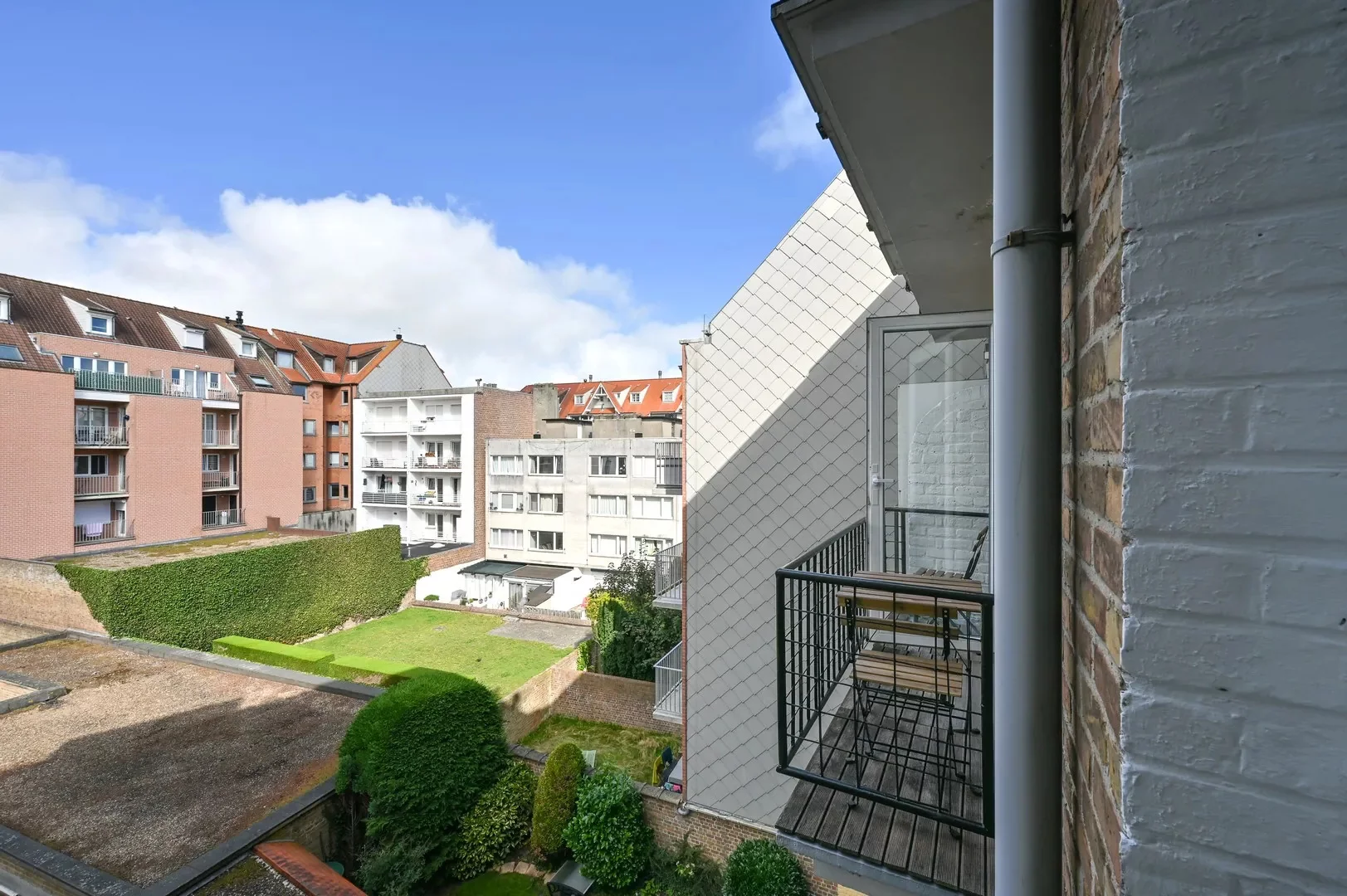 Volledig gerenoveerd appartement met een uniek zicht over de villa’s te Churchilllaan.