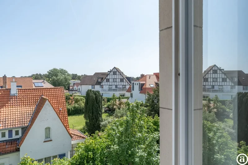 Volledig gerenoveerd appartement met een uniek zicht over de villa’s te Churchilllaan.
