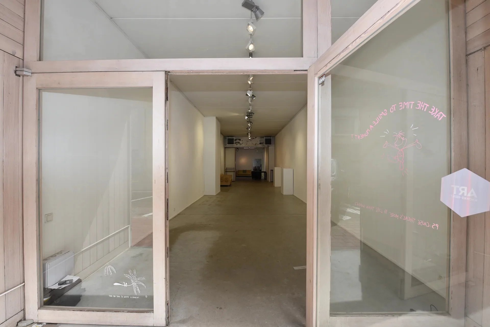 Uitstekend gelegen handelspand met hoge muren ( 3.70m) [Zandstraat - Zoute].