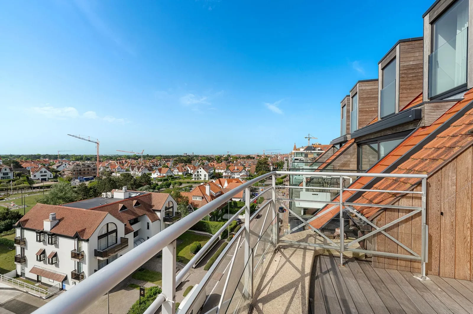 Zonnig gerenoveerd duplex penthouse appartement te Zoute.