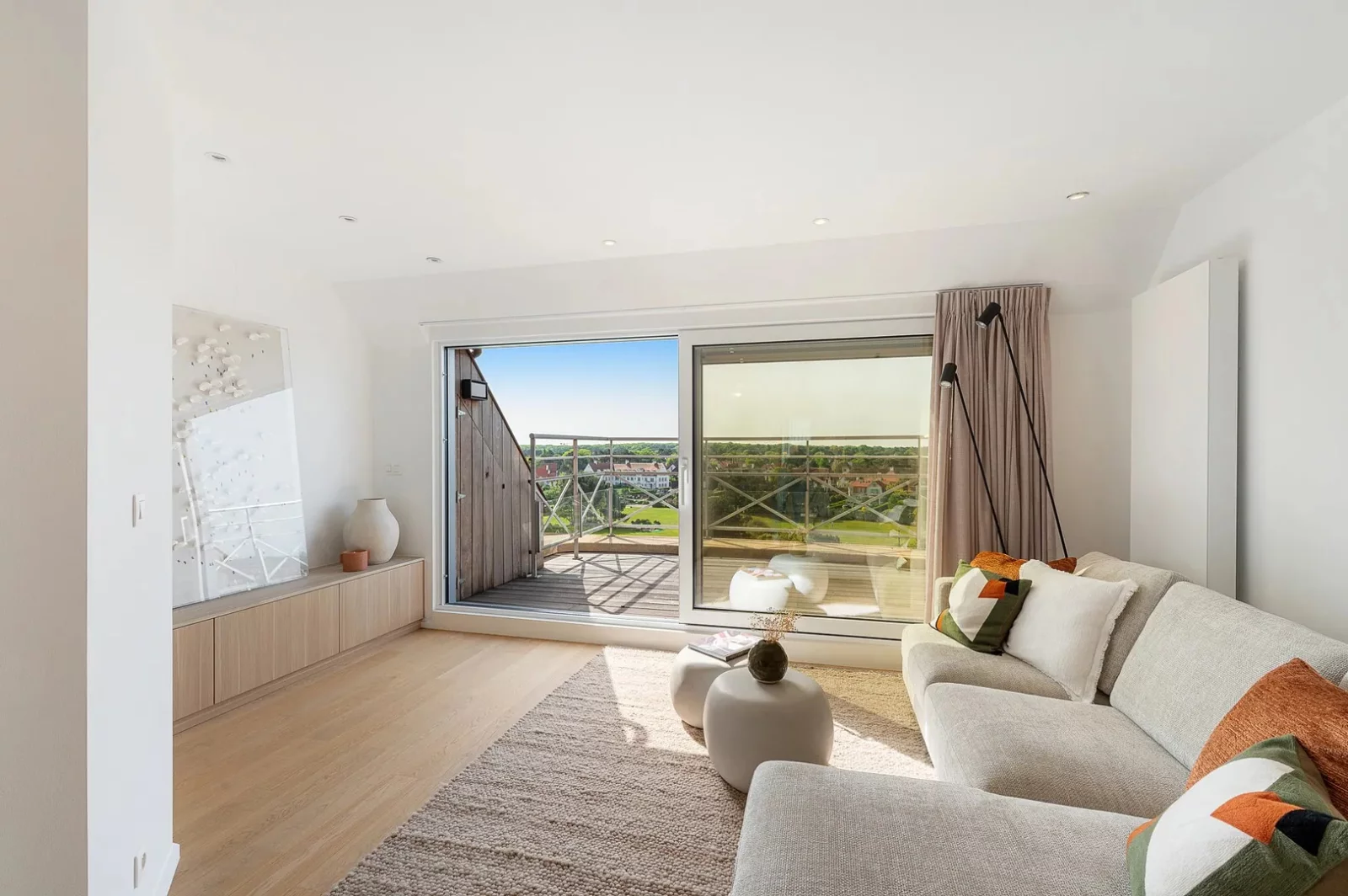 Zonnig gerenoveerd duplex penthouse appartement te Zoute.