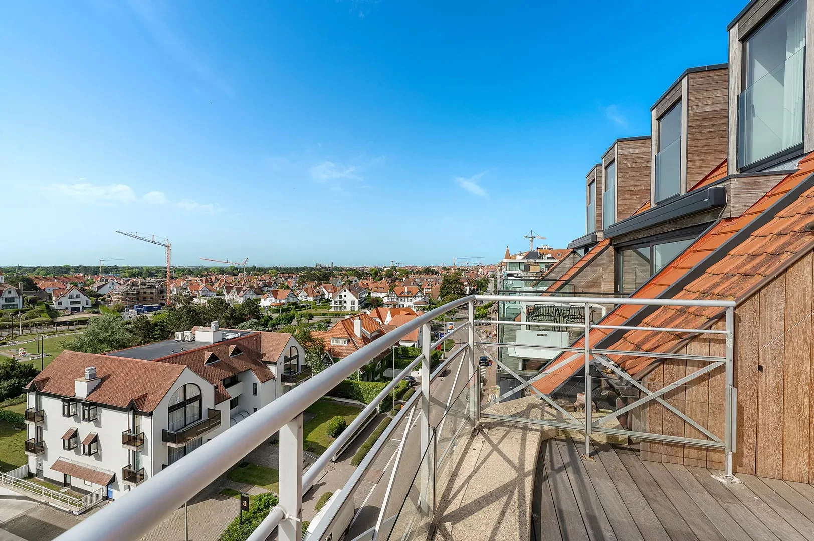 Zonnig gerenoveerd duplex penthouse appartement te Zoute.
