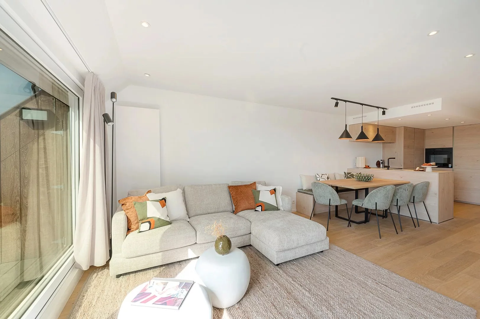 Zonnig gerenoveerd duplex penthouse appartement te Zoute.