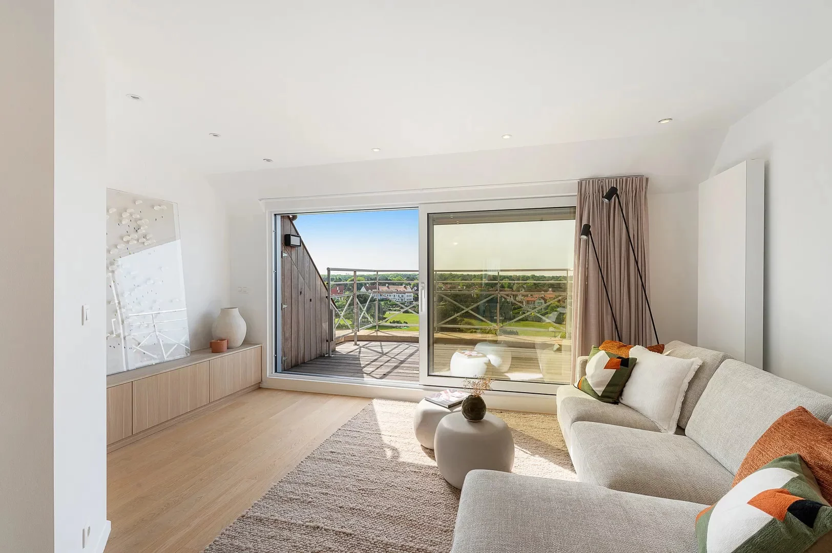 Zonnig gerenoveerd duplex penthouse appartement te Zoute.