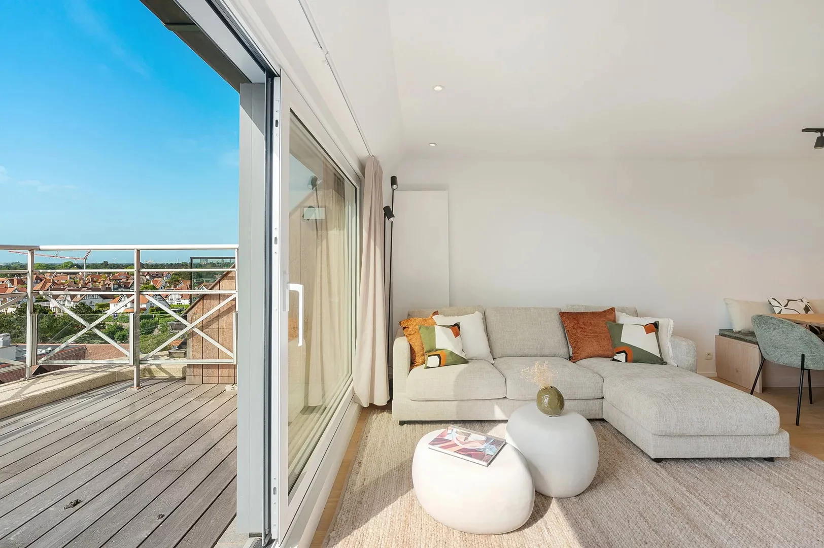 Zonnig gerenoveerd duplex penthouse appartement te Zoute.