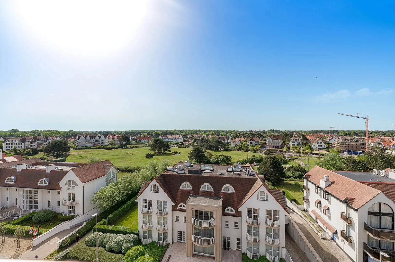 Zonnig gerenoveerd duplex penthouse appartement te Zoute.
