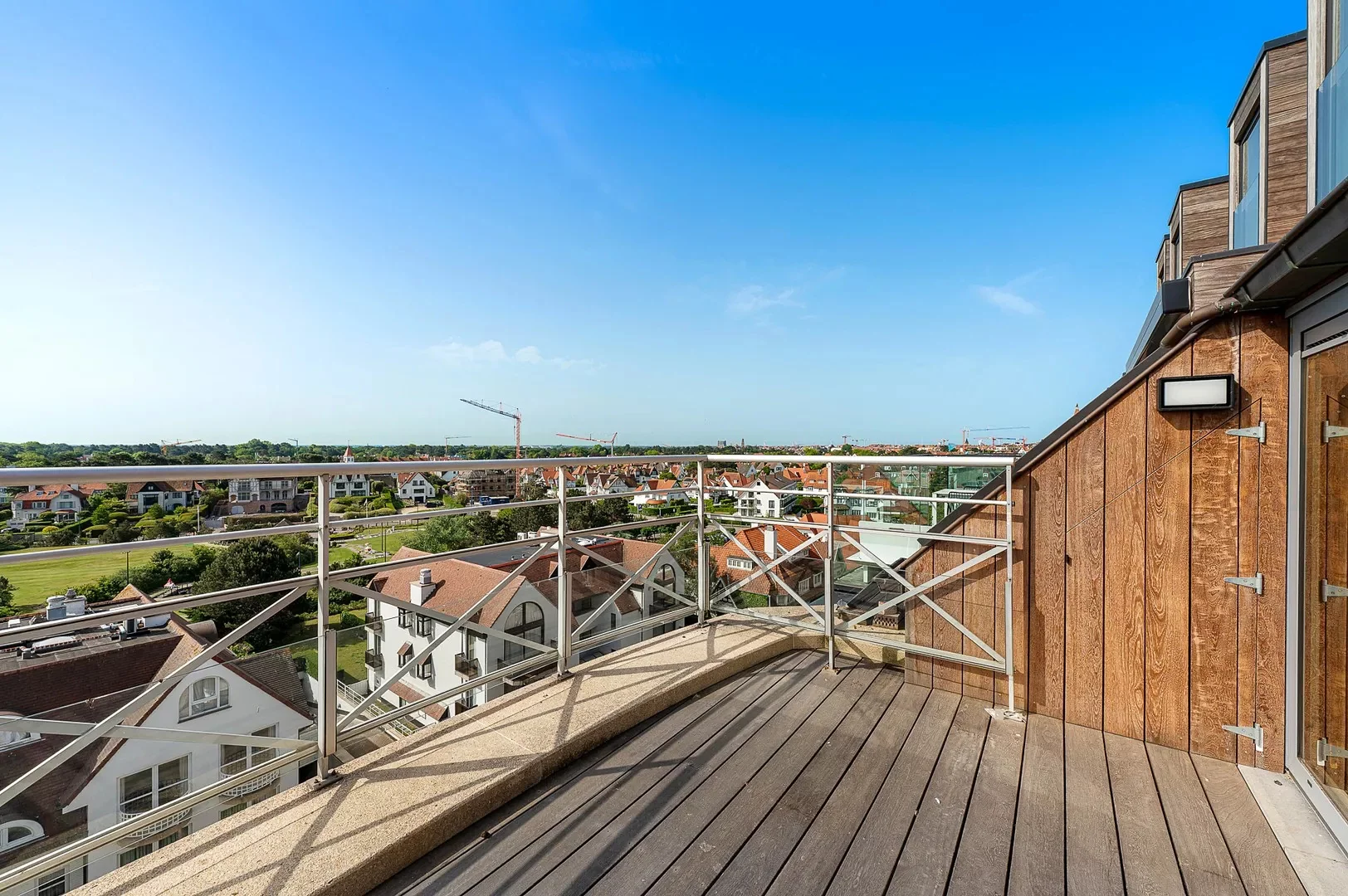 Zonnig gerenoveerd duplex penthouse appartement te Zoute.