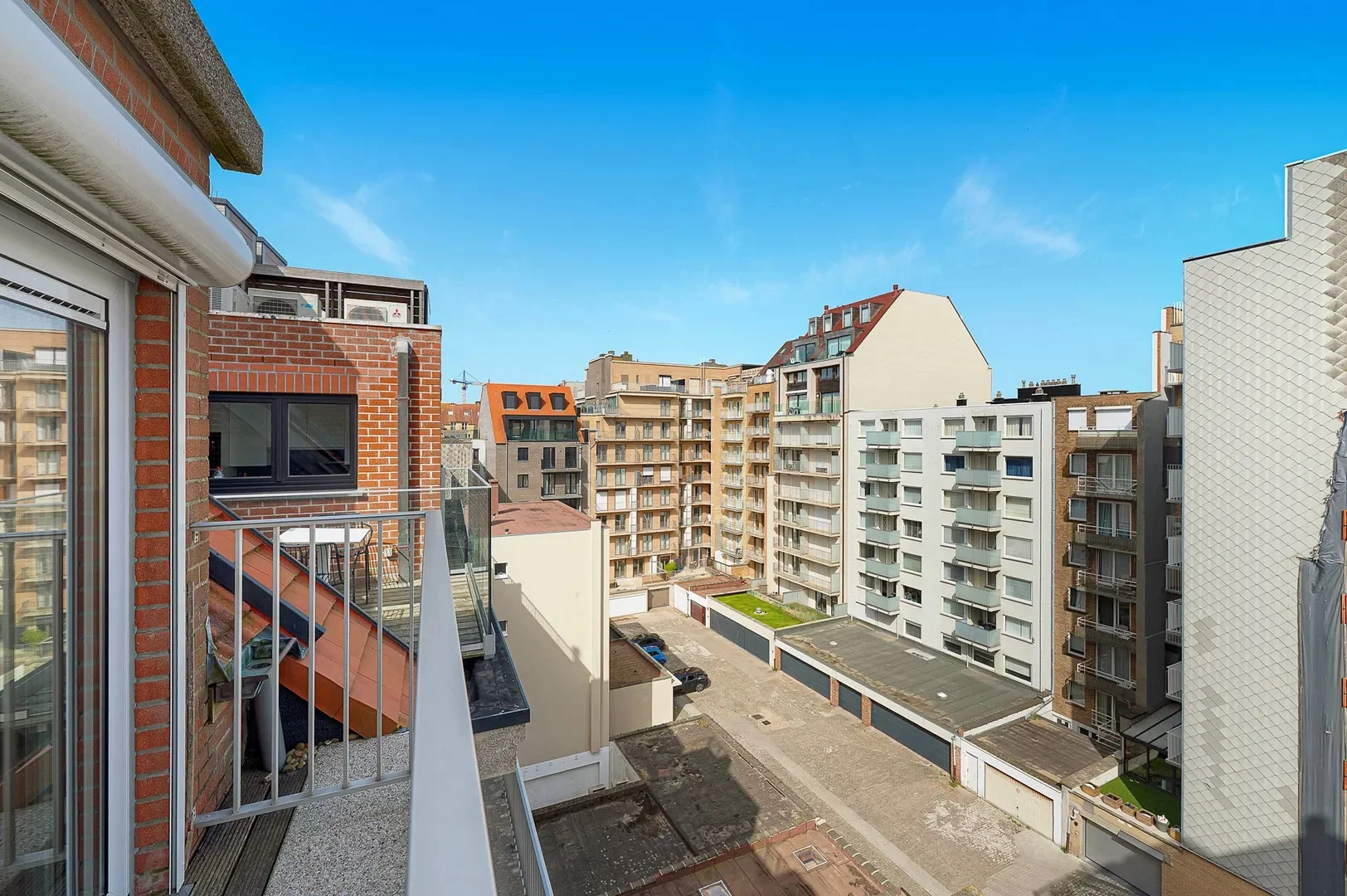 Zonnig gerenoveerd duplex penthouse appartement te Zoute.