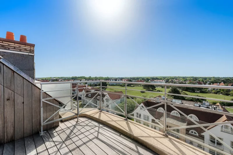 Zonnig gerenoveerd duplex penthouse appartement te Zoute.