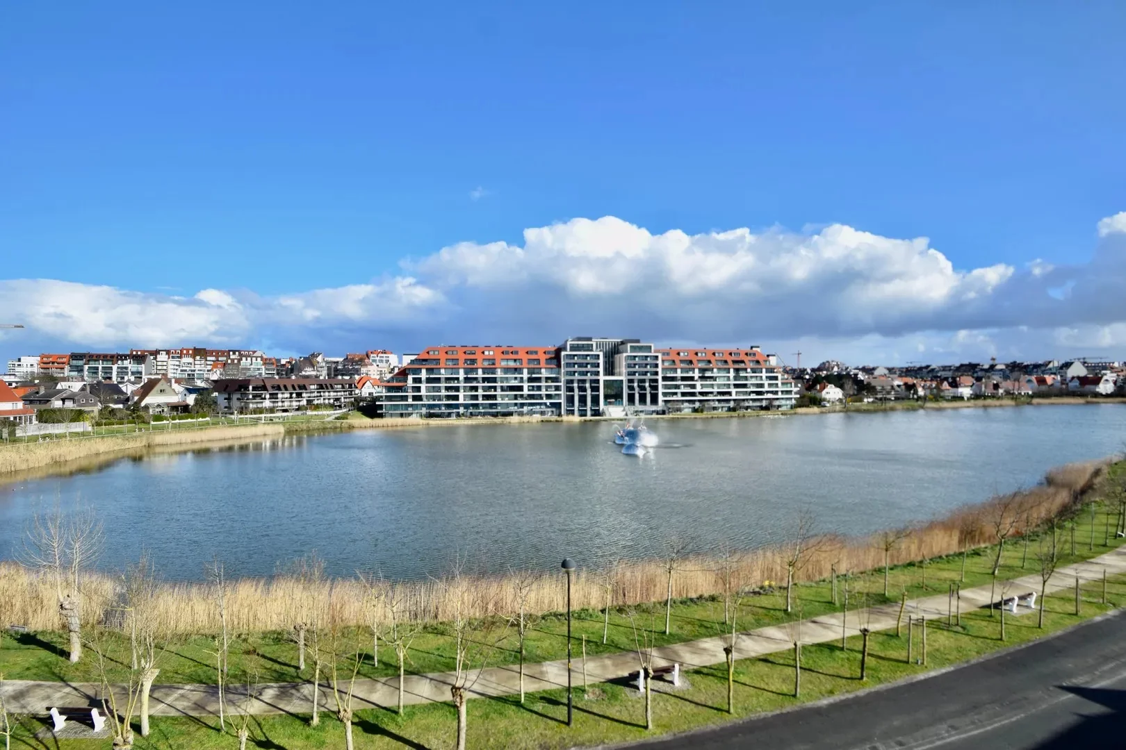 Instapklaar hoekappartement met prachtig zicht op het Zegemeer.