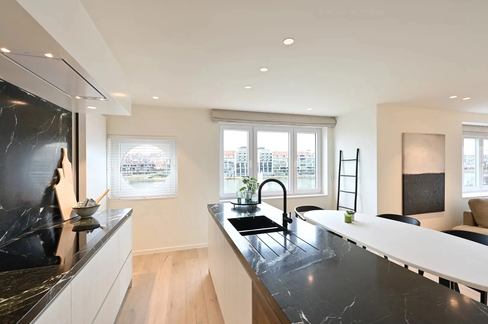 Instapklaar hoekappartement met prachtig zicht op het Zegemeer.