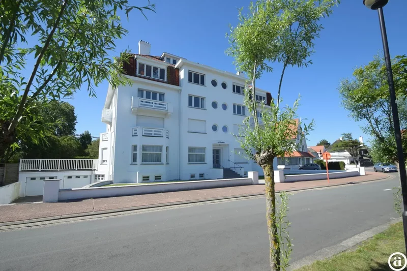 Turnkey corner flat with stunning views of Lake Zegemeer.