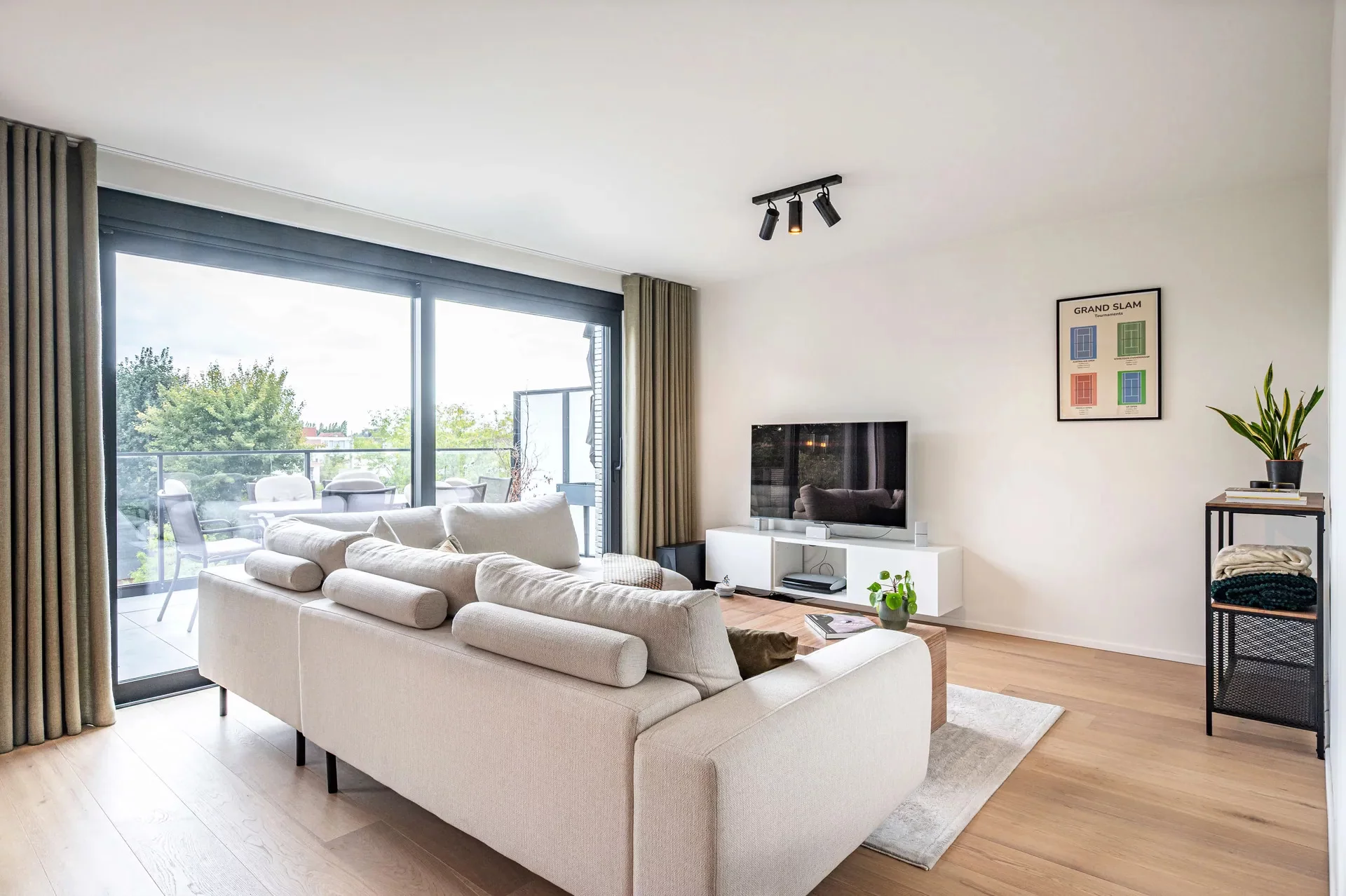 Recent appartement met groot terras, centrum Waregem [Stationsstraat].