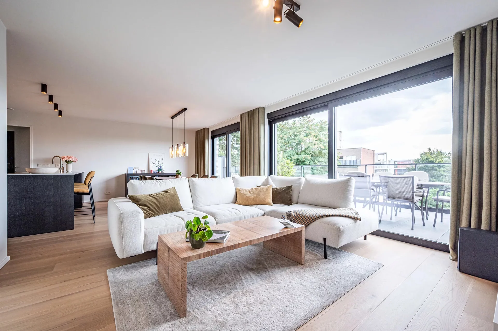 Recent appartement met groot terras, centrum Waregem [Stationsstraat].