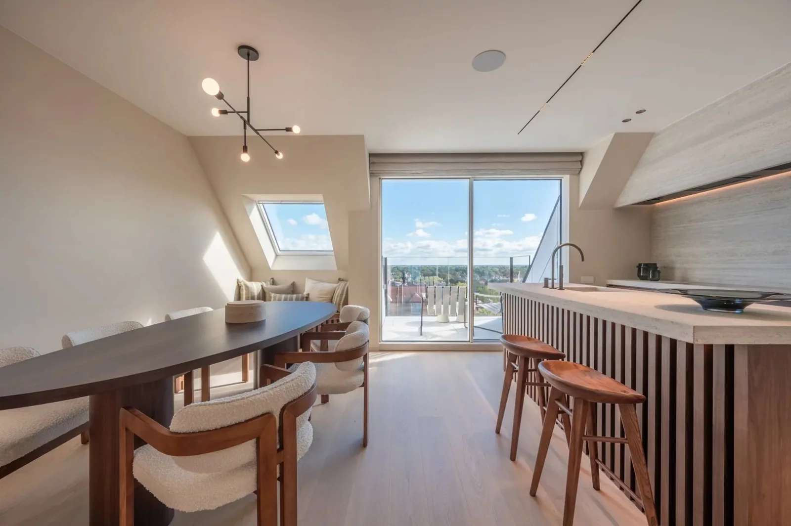 Prachtig nieuwbouw duplex-appartement op Zeedijk te Zoute.