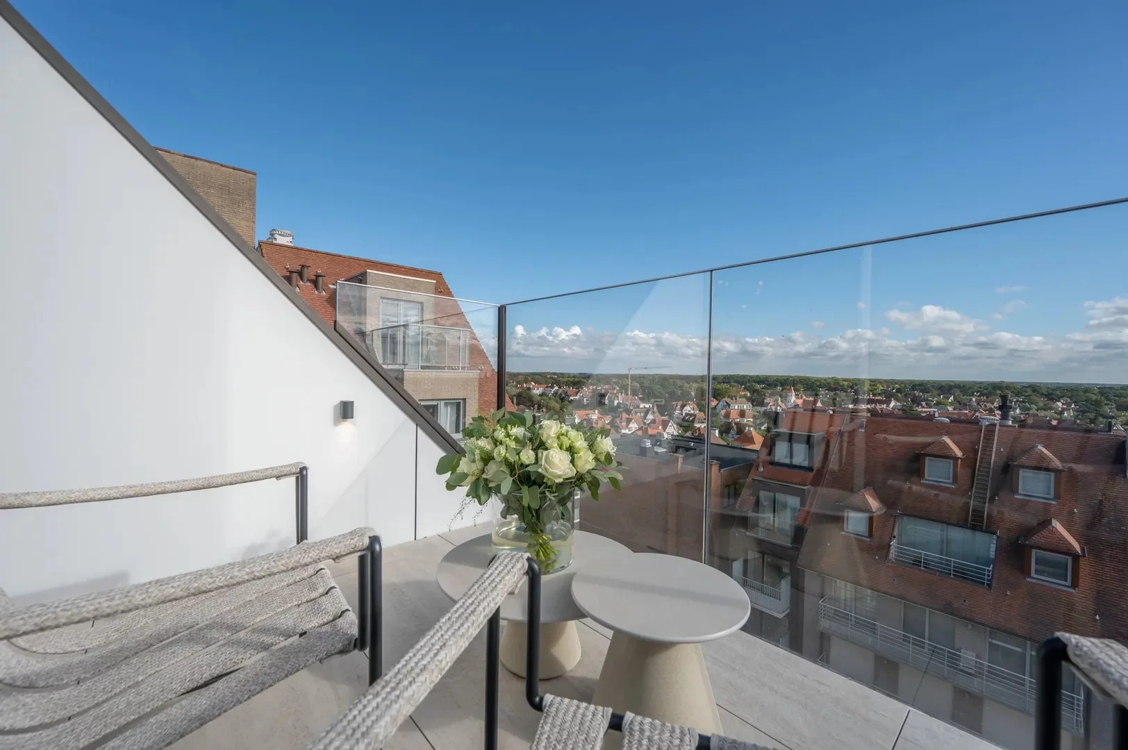 Prachtig nieuwbouw duplex-appartement op Zeedijk te Zoute.