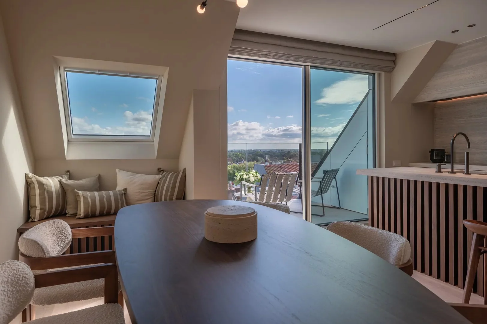 Prachtig nieuwbouw duplex-appartement op Zeedijk te Zoute.