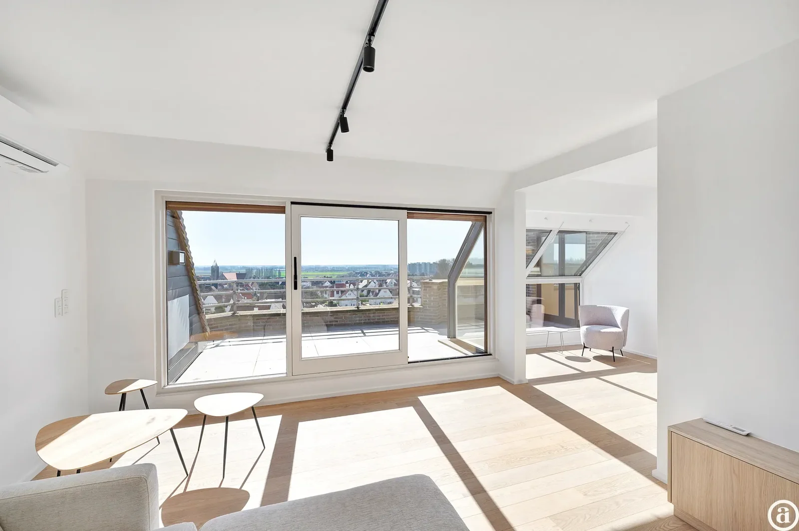 Spacious duplex apartment with 4 bedrooms and sun terrace.
