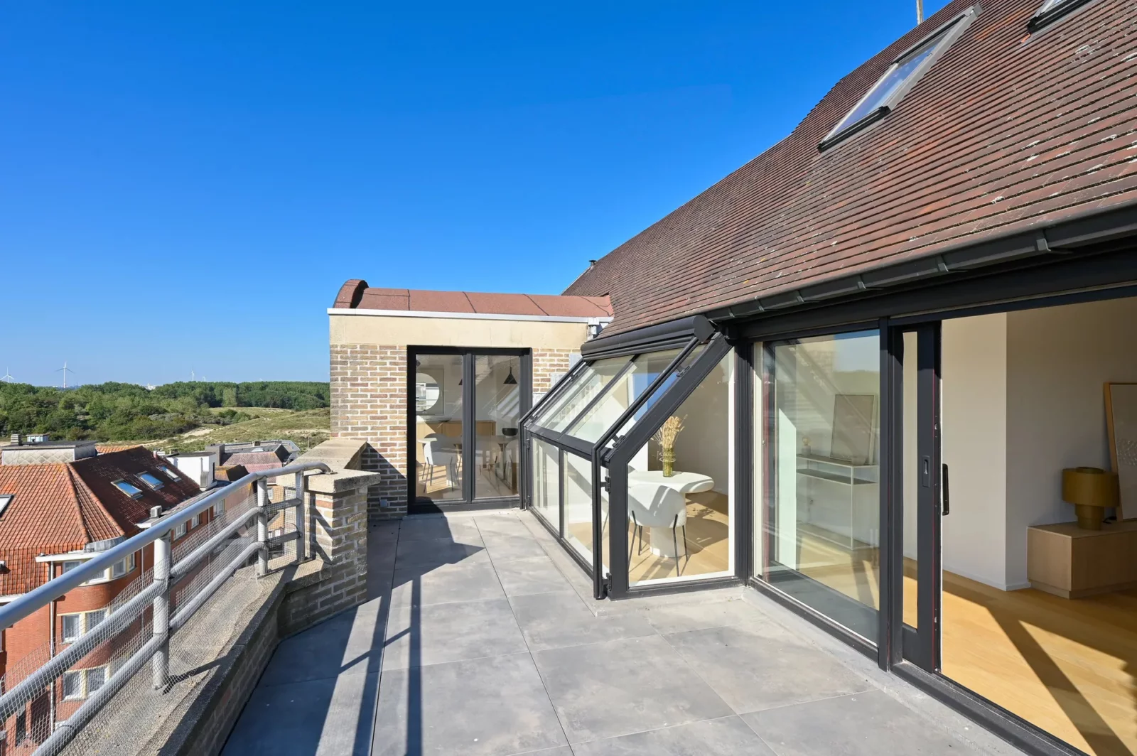Ruim duplexappartement met 4 slaapkamers en zonneterras.