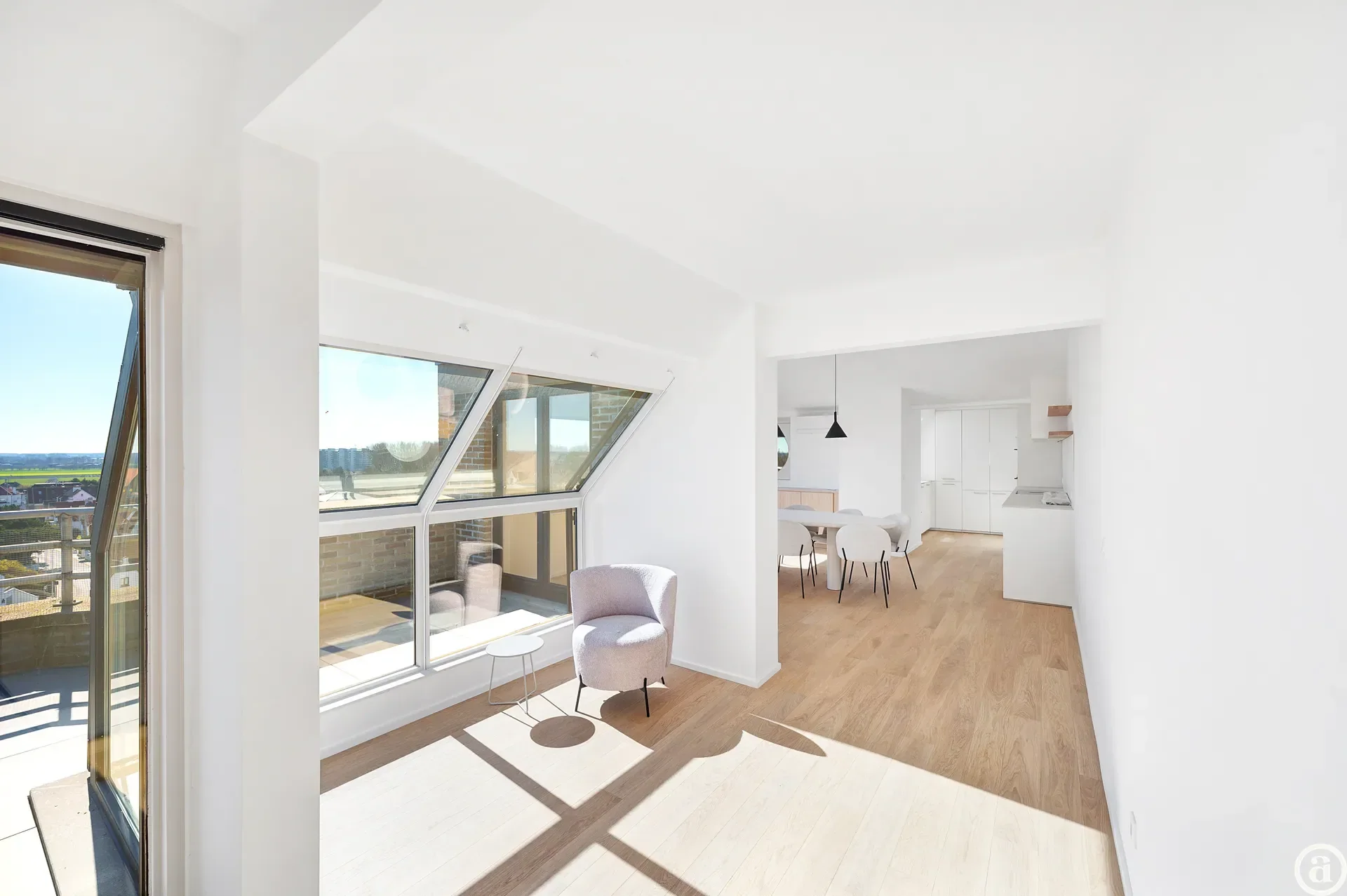 Spacious duplex apartment with 4 bedrooms and sun terrace.