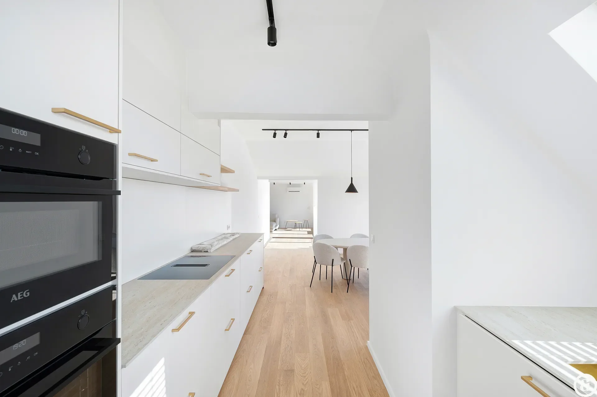 Spacious duplex apartment with 4 bedrooms and sun terrace.