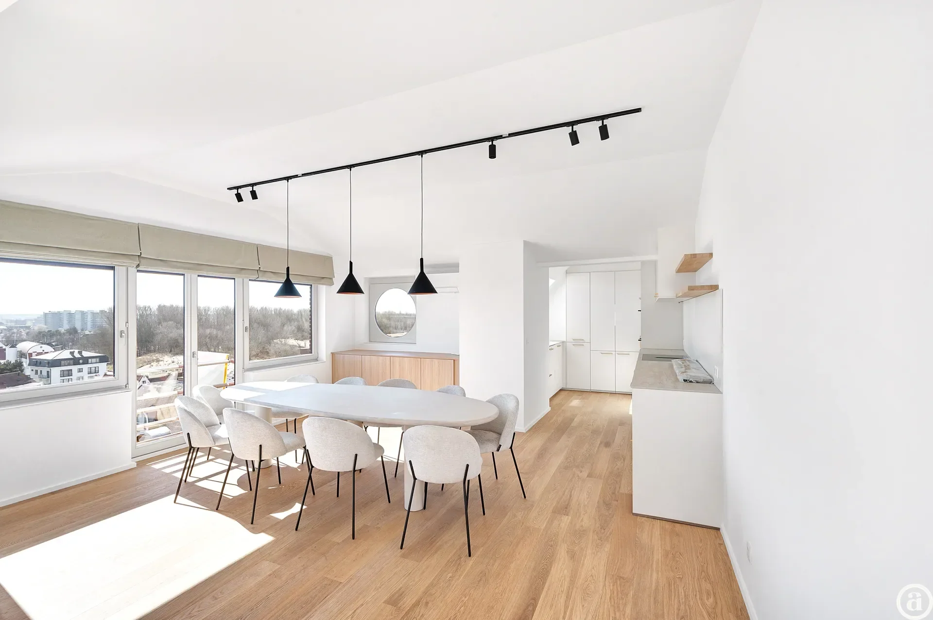 Spacious duplex apartment with 4 bedrooms and sun terrace.