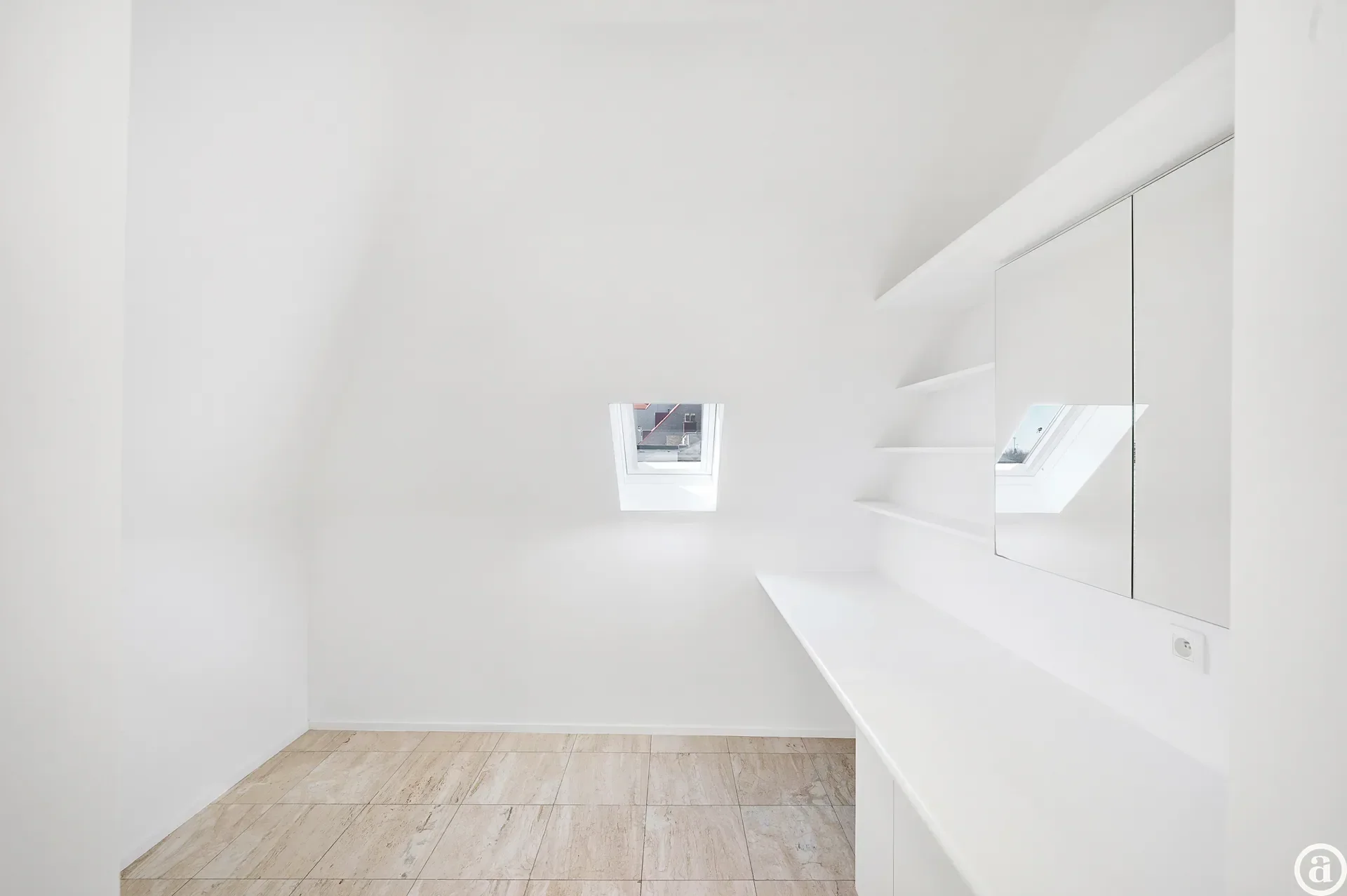 Spacious duplex apartment with 4 bedrooms and sun terrace.