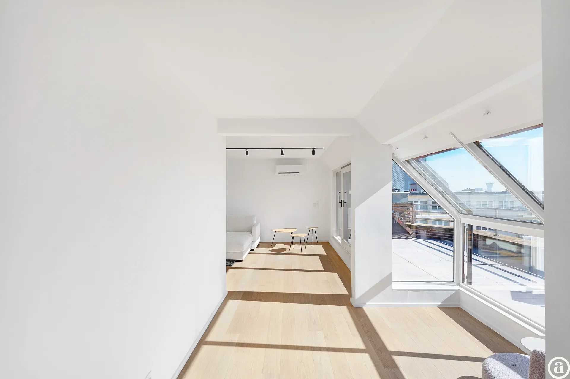 Spacious duplex apartment with 4 bedrooms and sun terrace.