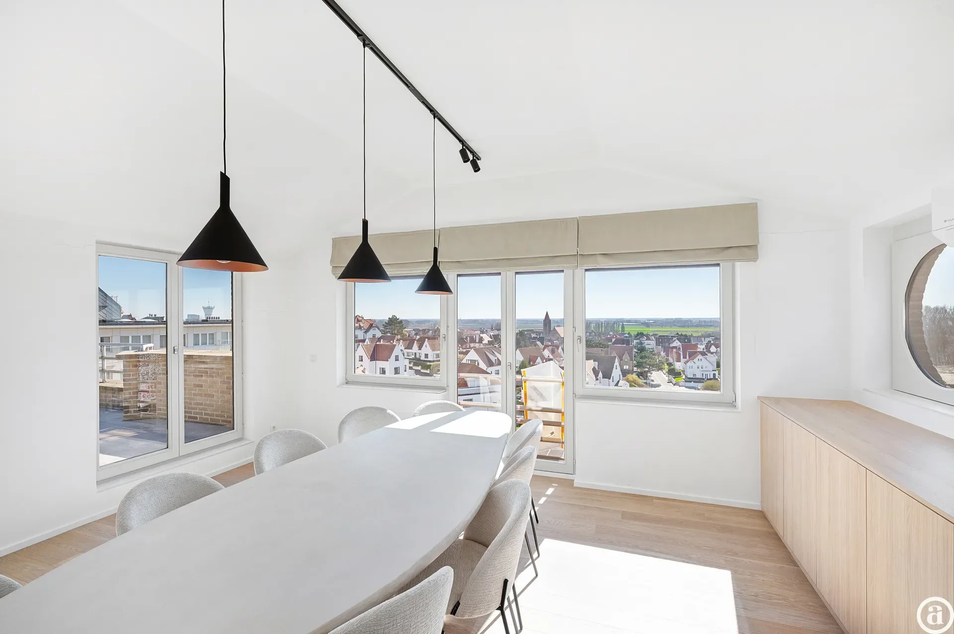 Spacious duplex apartment with 4 bedrooms and sun terrace.