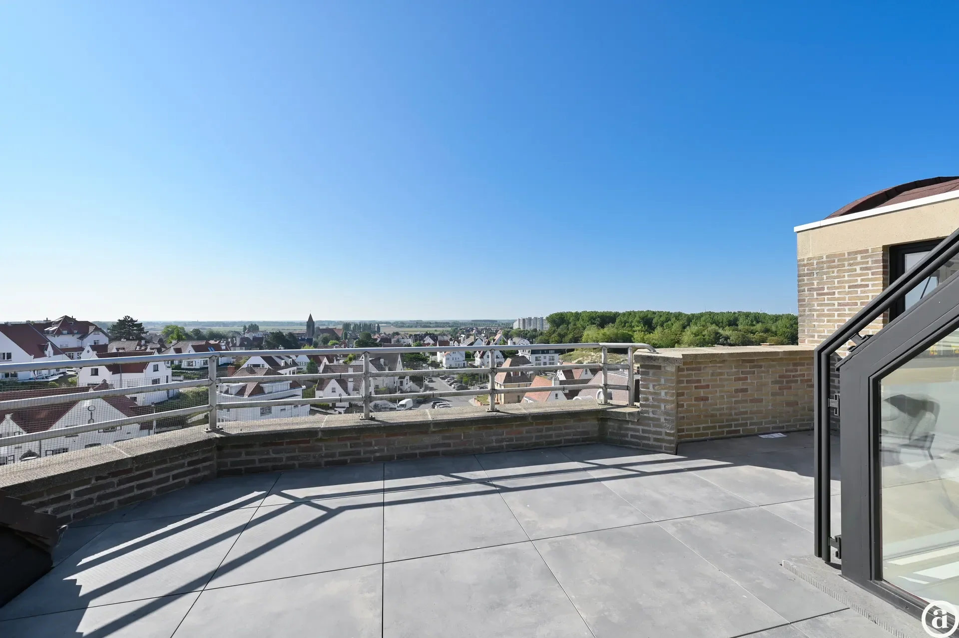 Spacious duplex apartment with 4 bedrooms and sun terrace.