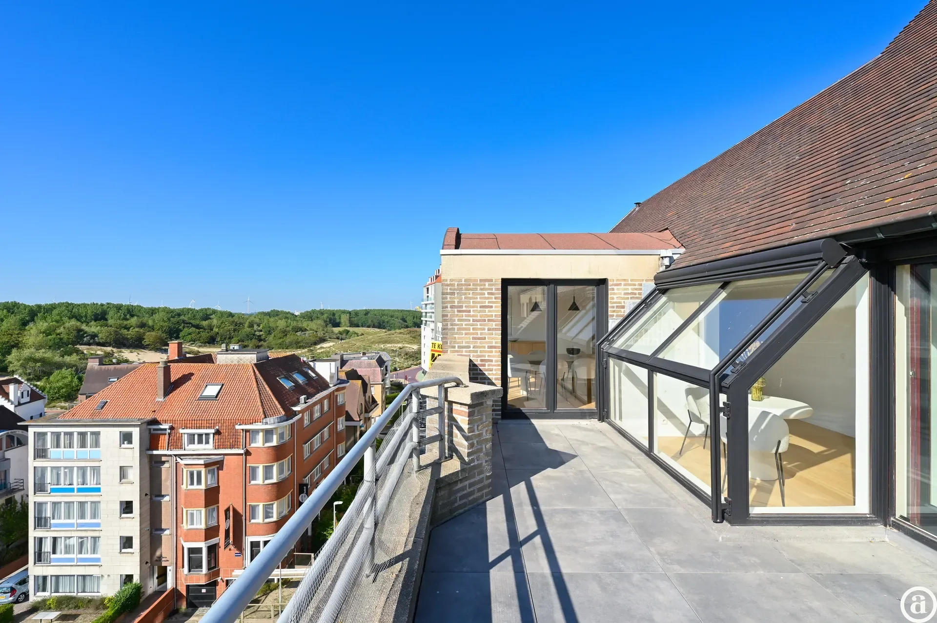 Spacious duplex apartment with 4 bedrooms and sun terrace.