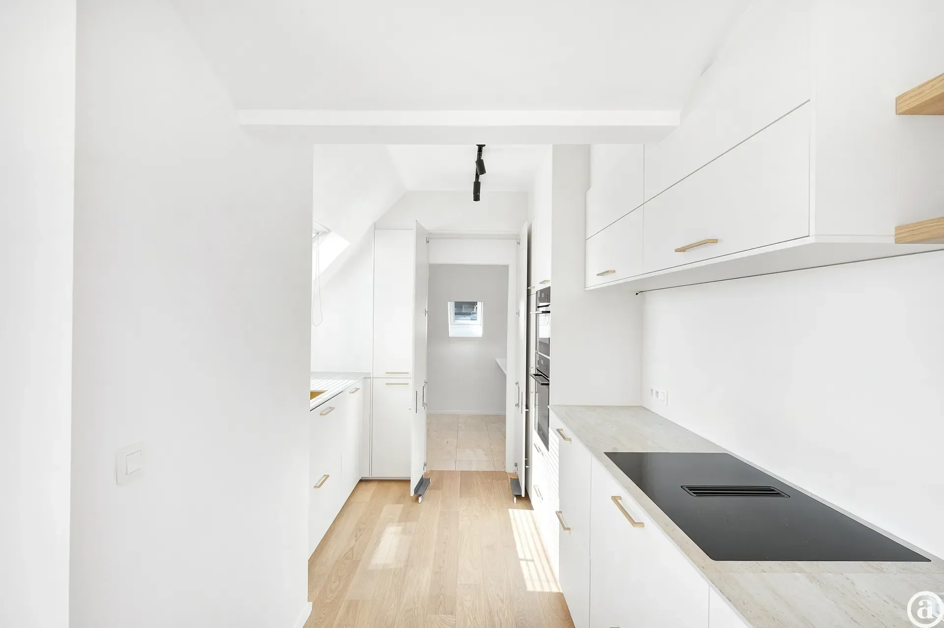 Spacious duplex apartment with 4 bedrooms and sun terrace.