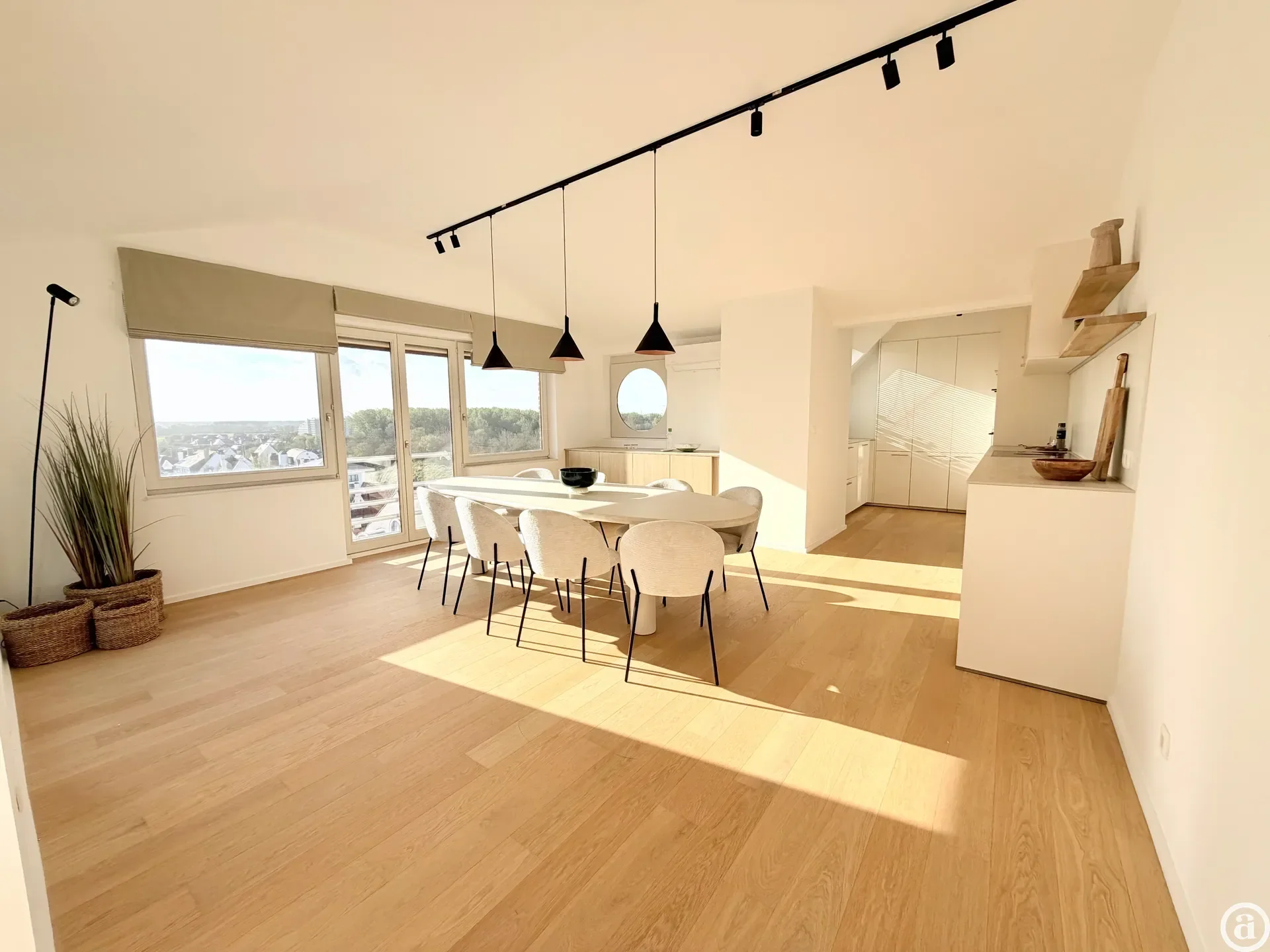 Spacious duplex apartment with 4 bedrooms and sun terrace.