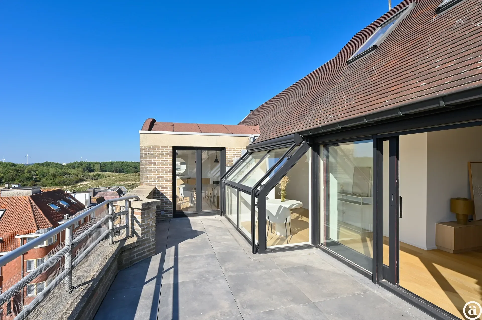 Spacious duplex apartment with 4 bedrooms and sun terrace.