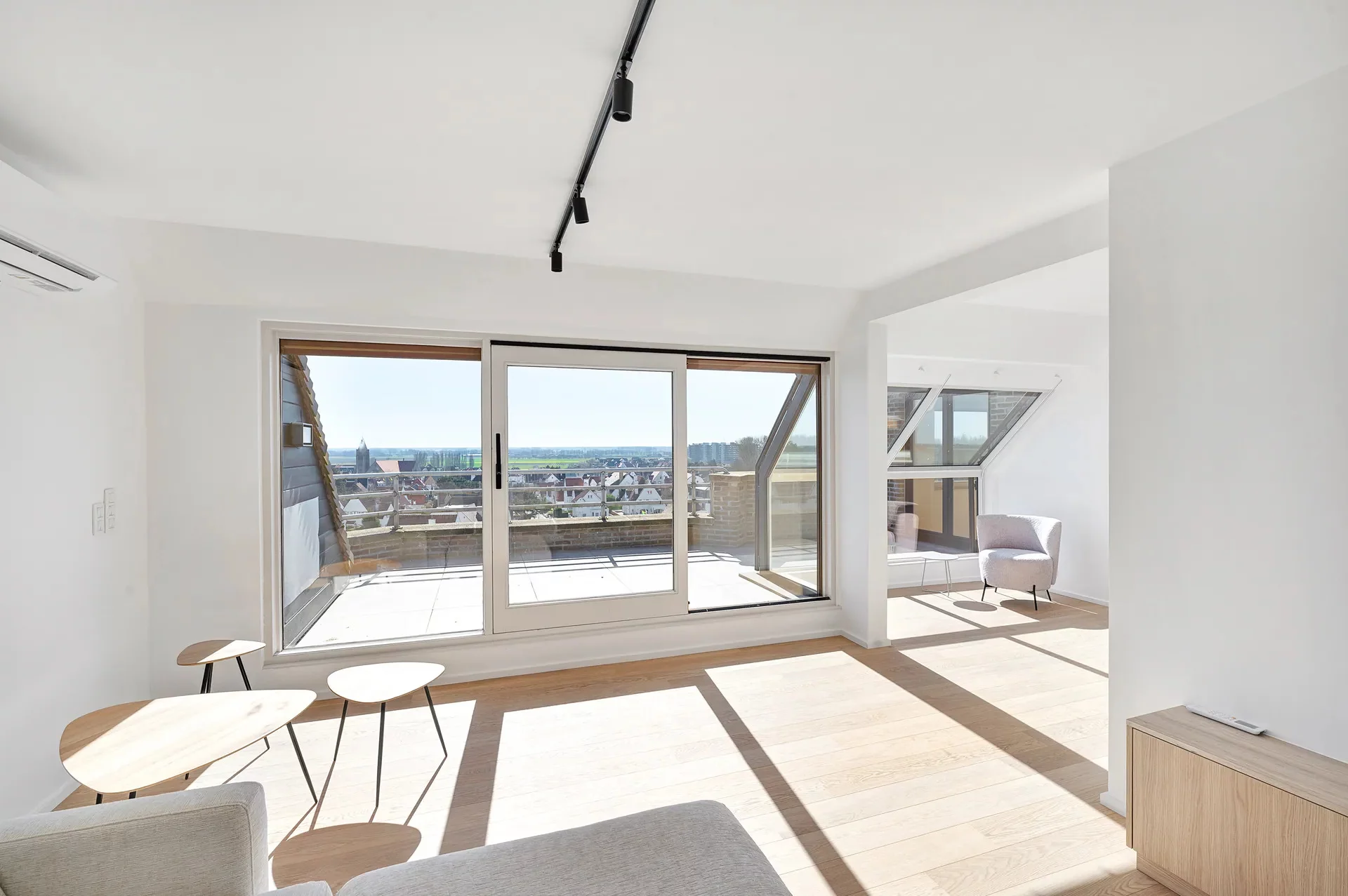 Ruim duplexappartement met 4 slaapkamers en zonneterras.