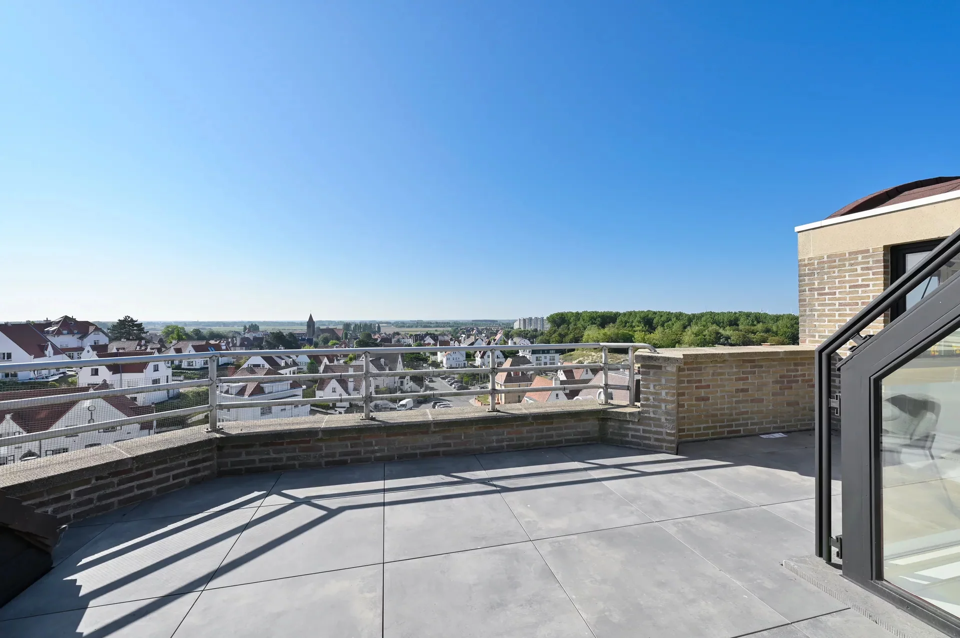 Ruim duplexappartement met 4 slaapkamers en zonneterras.