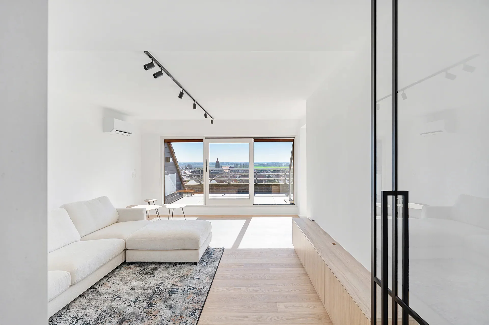 Ruim duplexappartement met 4 slaapkamers en zonneterras.