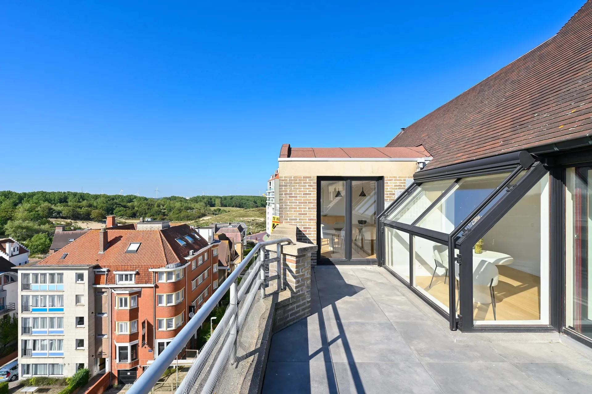 Ruim duplexappartement met 4 slaapkamers en zonneterras.