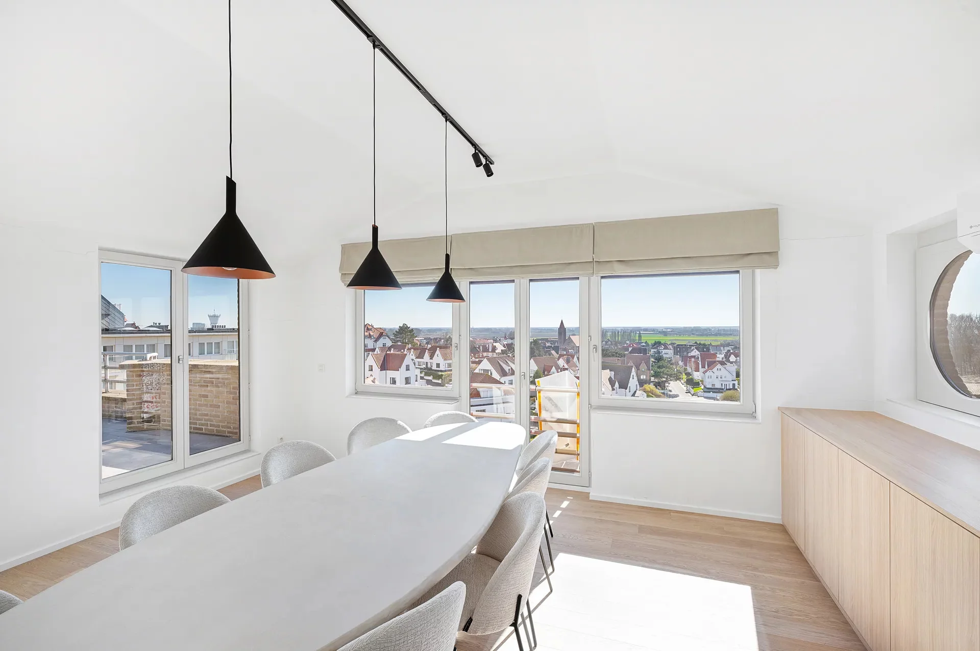 Ruim duplexappartement met 4 slaapkamers en zonneterras.