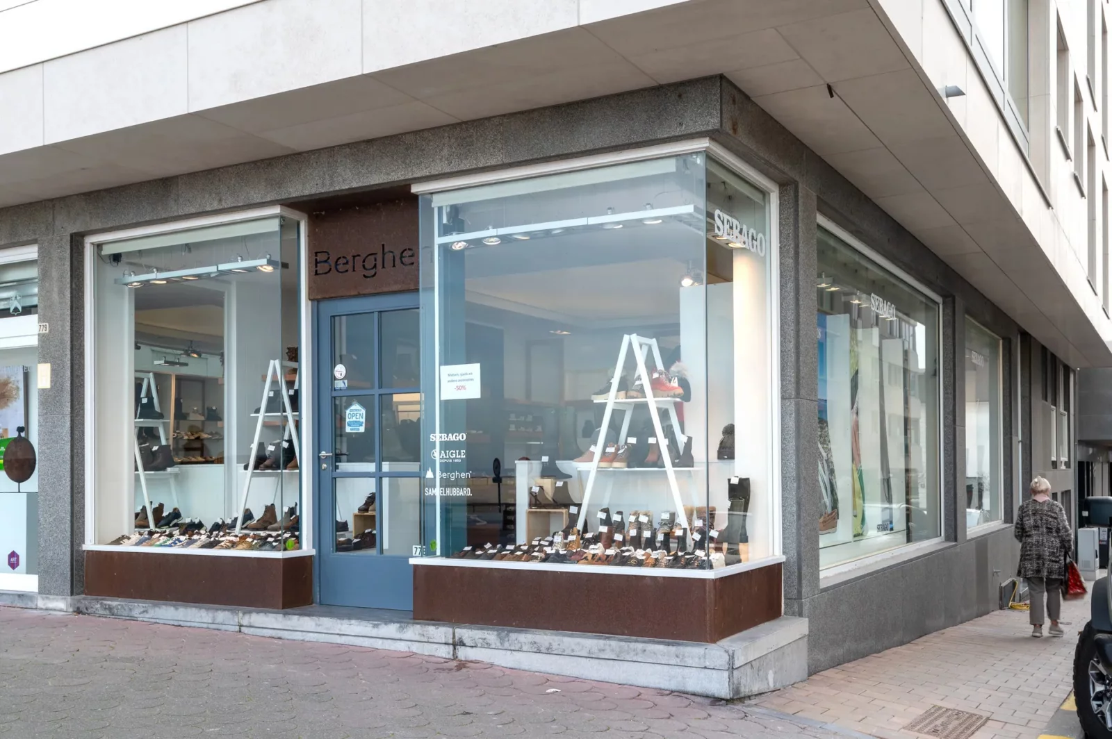 Winkel op de hoek van de Zeedijk met de Strandstraat [Knokke - Zoute].