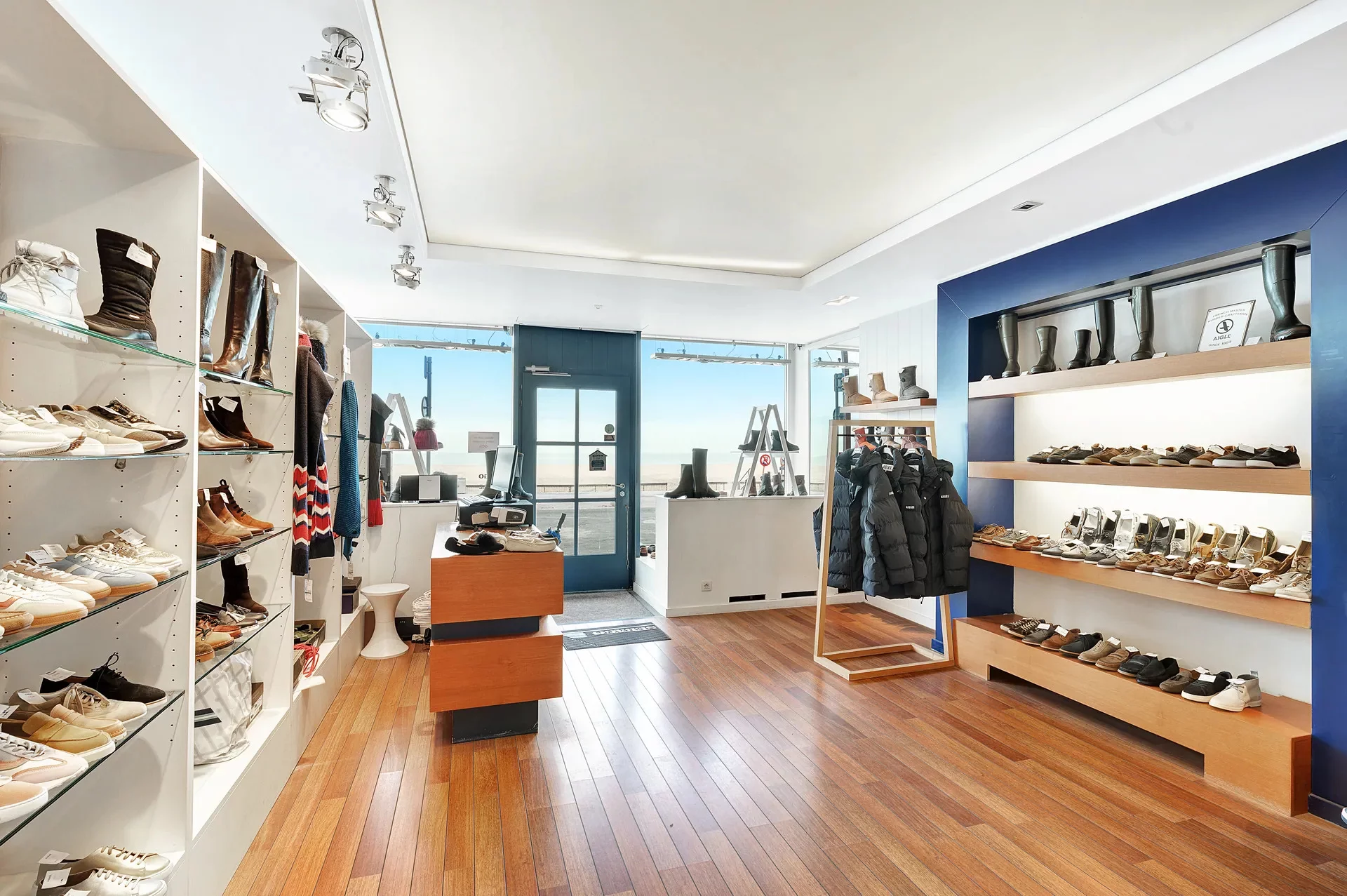 Winkel op de hoek van de Zeedijk met de Strandstraat [Knokke - Zoute].