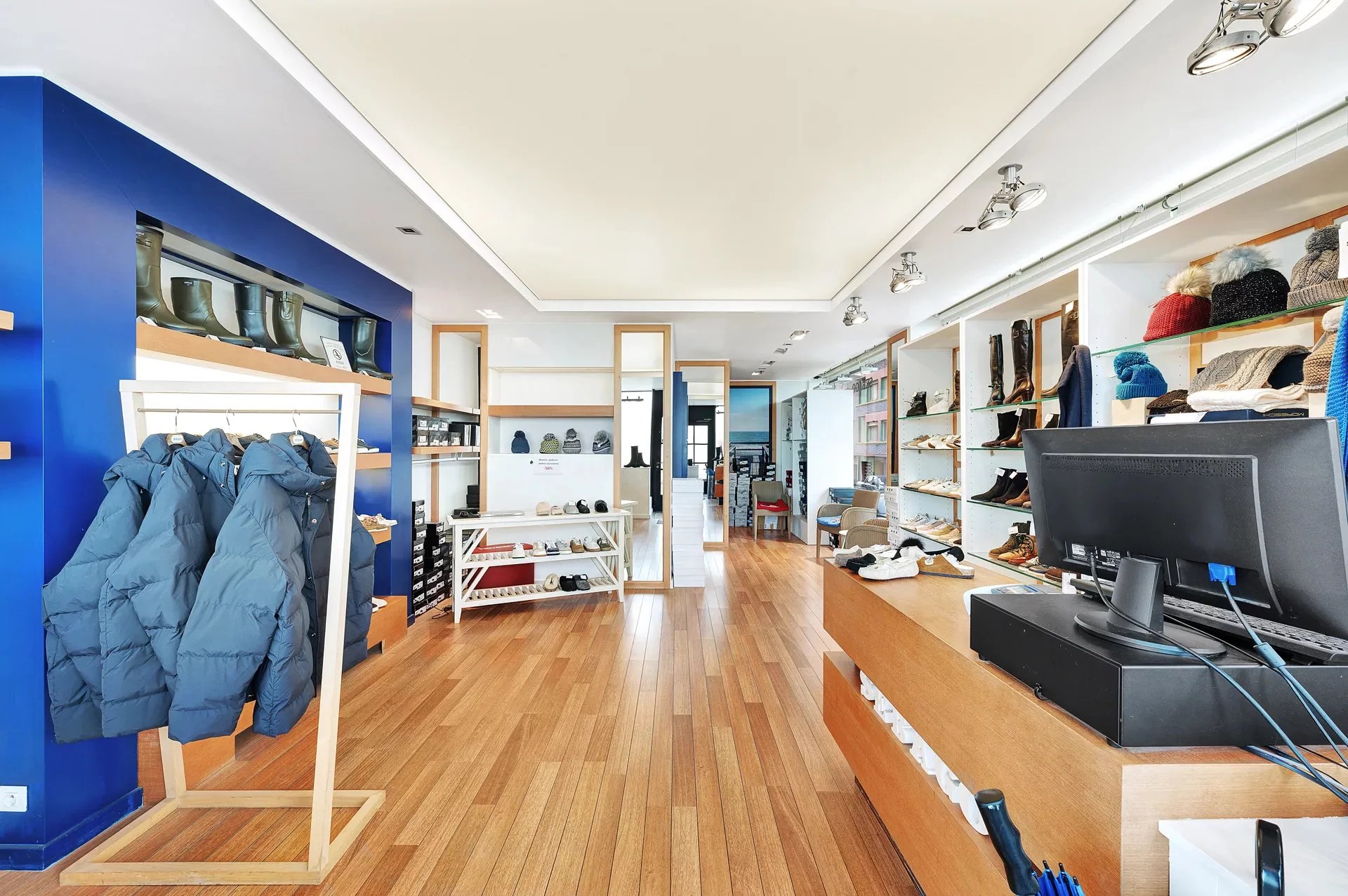 Winkel op de hoek van de Zeedijk met de Strandstraat [Knokke - Zoute].