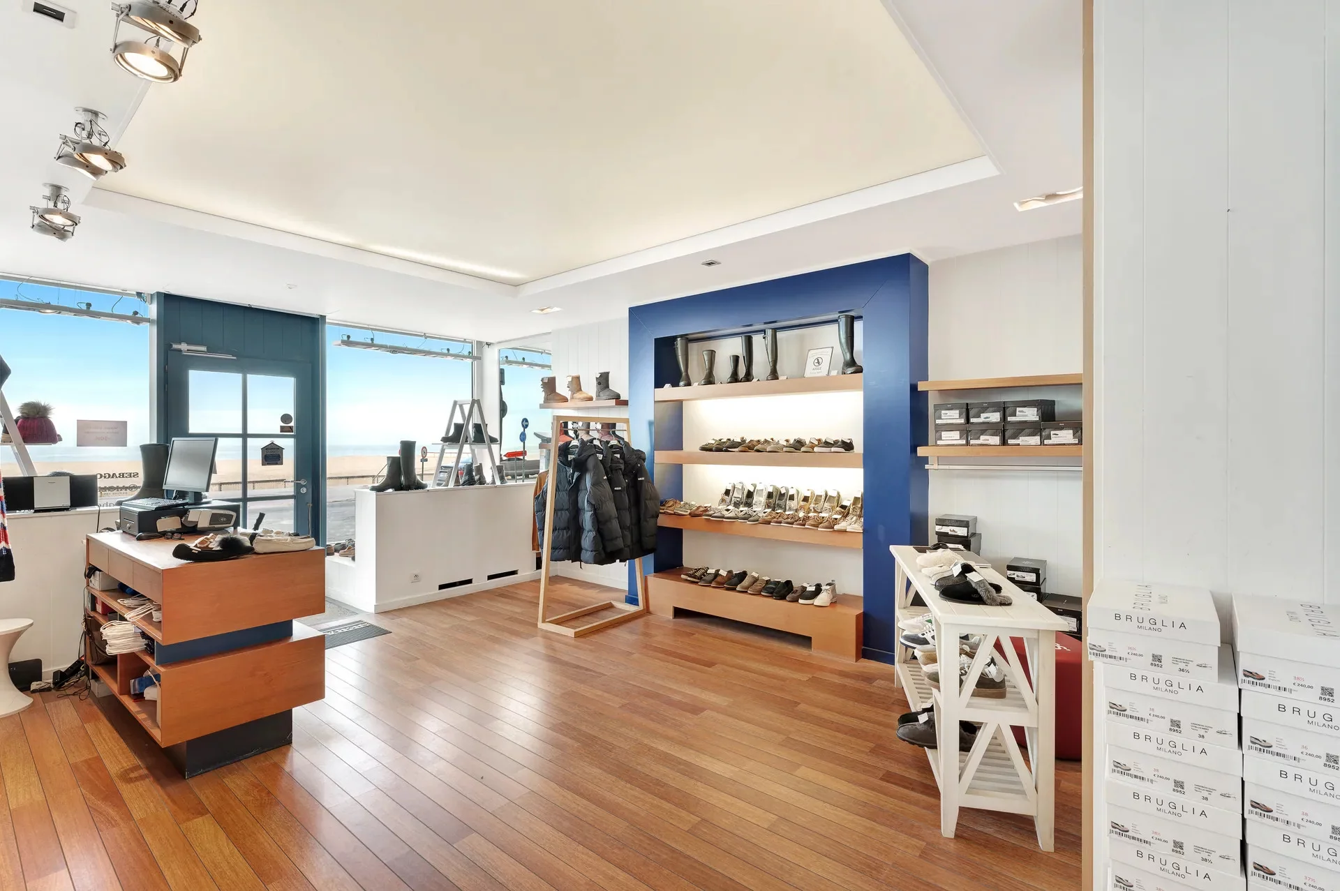 Winkel op de hoek van de Zeedijk met de Strandstraat [Knokke - Zoute].