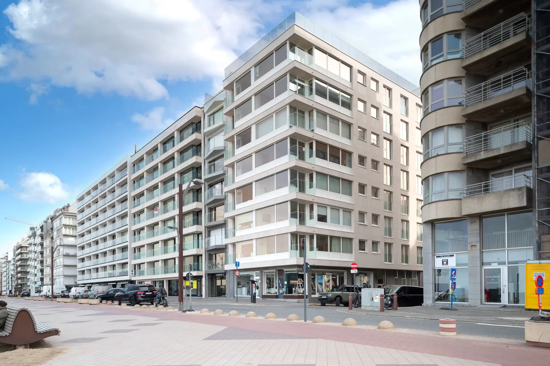 Winkel op de hoek van de Zeedijk met de Strandstraat [Knokke - Zoute].