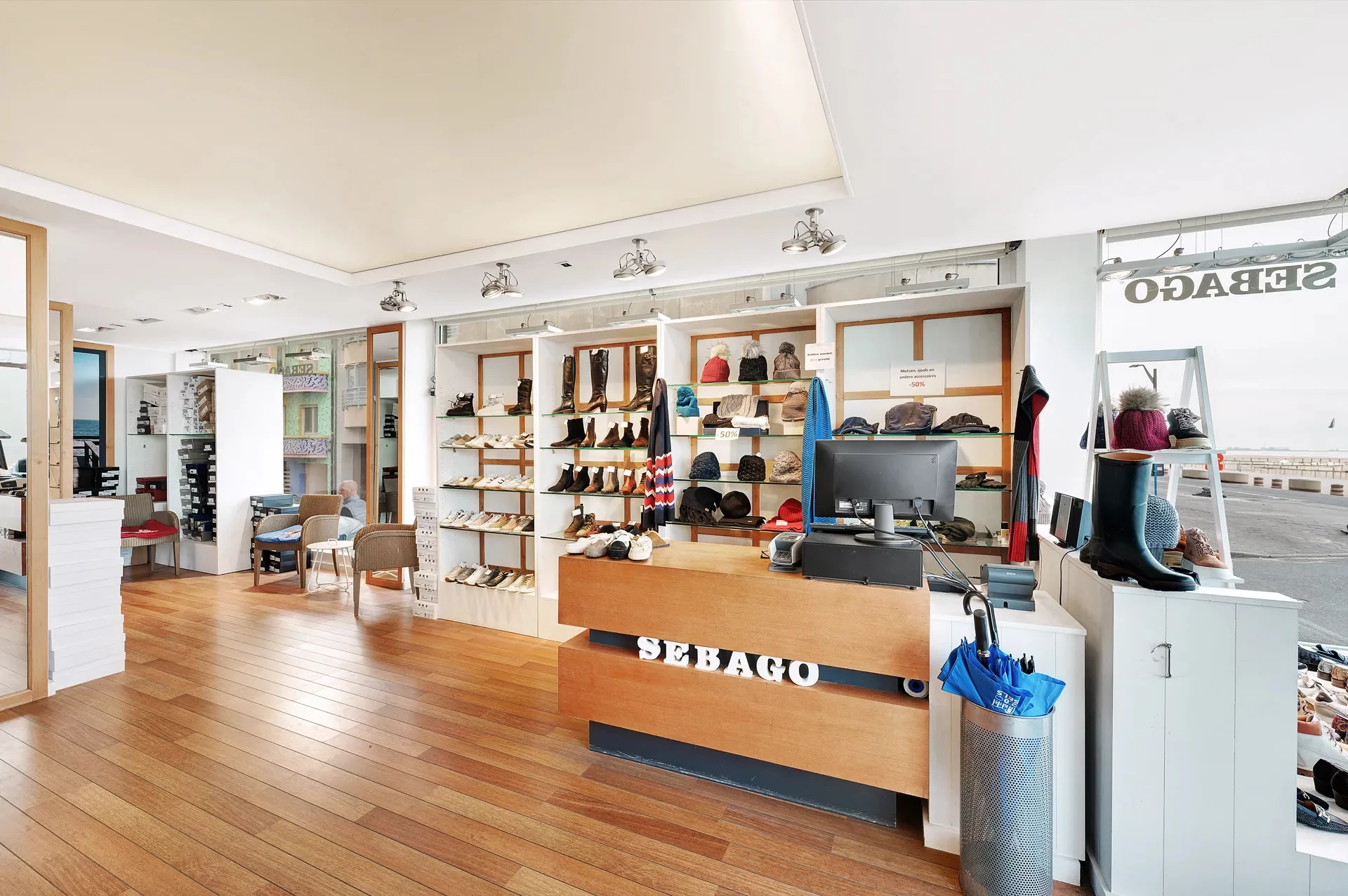 Winkel in het Zoute op de hoek van de Zeedijk met de Strandstraat [Knokke - Zoute].