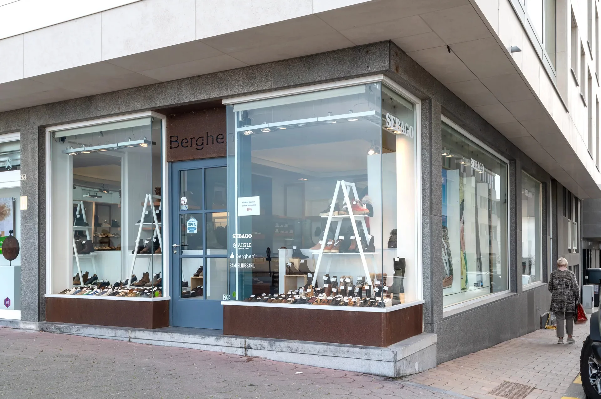 Winkel in het Zoute op de hoek van de Zeedijk met de Strandstraat [Knokke - Zoute].