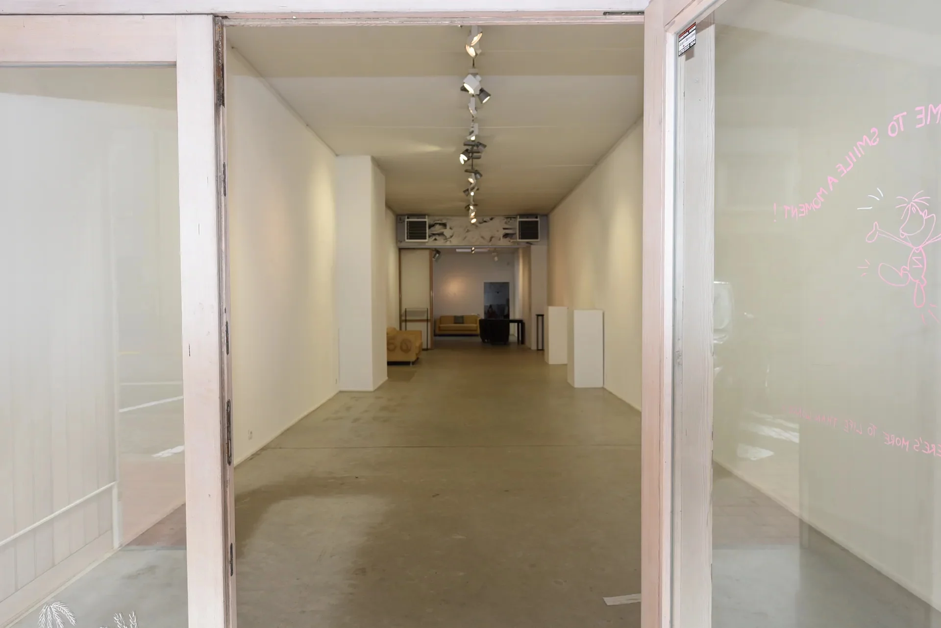 Uitstekend gelegen handelspand met hoge muren ( 3.70m) [Zandstraat - Zoute].