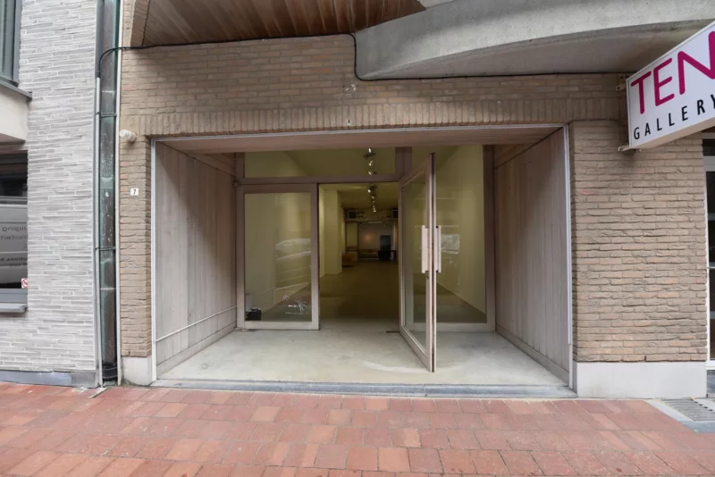 Uitstekend gelegen handelspand met hoge muren ( 3.70m) [Zandstraat - Zoute].