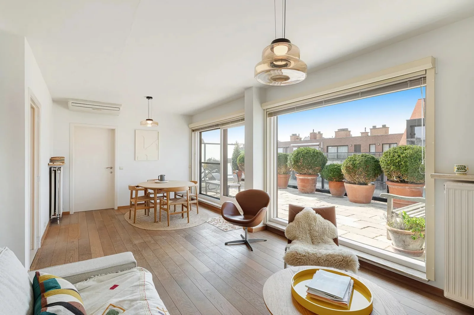 Penthouse appartement met grote zonneterrassen nabij strand.